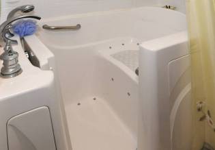 Accessible tub in custom home built by Saratoga Modular Homes